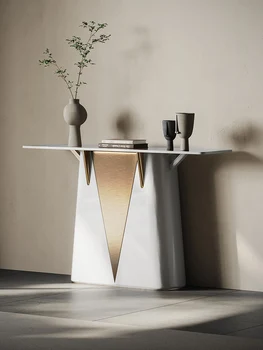El estilo italiano luz de lujo mesa de entrada con una pared de roca diseño de la losa. Corredor de la tabla con la tabla decorativa